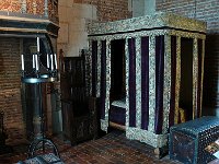 P1170337  Les gens dormaient à plusieurs dans le lit parce qu’il faisait froid. Aujourd'hui, le prétexte a disparue.