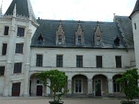 P1170438  Continuons le tour de la façade.