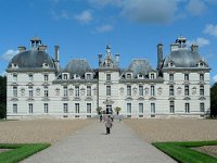 P1170194  Précisément devant la façade blanche du château de Moulinsart.