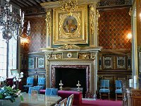 P1170200  Remarquez la grande cheminée où le capitaine Hadock fumait souvain sa pipe.