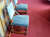 P1170205  Les fauteuils sont sur roulettes.