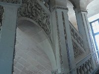 P1170208  Un escalier de pierre , datant de Louis XIII, à montée droite (contrairement à ceux de Chambord ou de Blois qui sont à spirale), est orné de sculptures champêtres (guirlandes, fruits), mêlées de motifs guerriers et de symboles des arts, sculptés directement dans la pierre.