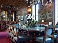 vue2  Le château, construit d'après celui de Cheverny ( Loir et Cher) ( 1629-1634 ), de style classique, a appartenu au chevalier de Hadoque, commandant un vaisseau de la marine de guerre de Louis XIV, puis à des antiquaires, les frères Loiseau (escrocs notoires).