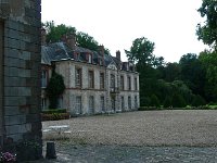 P1160841  Sis sur le territoire d'une ancienne commanderie templière et bâti sur les ruines d'un château féodal du XVe siècle, le Saussay constitue un rare ensemble de deux châteaux du XVIIIe siècle se faisant face à l’entrée d’un parc romantique entouré d’eau. À l’intérieur les pièces de réceptions évoquent les vies des personnages illustres qui l’habitèrent.