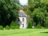 P1160872  celui de droite plus moderne