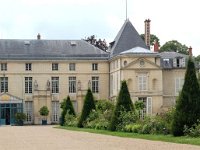 chateau  Le château de Malmaison est situé dans la commune de Rueil-Malmaison dans le département des Hauts-de-Seine. L'origine du nom de Malmaison serait liée à l'existence d'un repaire d'envahisseurs normands exerçant des razzias sur les environs. Cette " Mala domus " (mauvaise maison ) apparaît dans les textes pour la première fois en 1244.