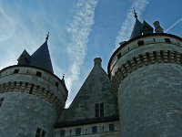 P1180695  Le château connait ensuite  de profonds bouleversements au XXe siècle. En 1900-1902, le châtelain fait reconstruire les sommets des tours du donjon, mais seules les tours orientales sont achevées. En 1918, un terrible incendie détruit l’aile construite au XVIIIe siècle. Elle sera reconstruite peu après, avec un niveau en moins, sans être aménagée à l’intérieur. Le château subit quelques détériorations lors de la Seconde guerre mondiale.