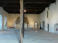 P1180714  Grande salle basse : espace de travail pour les serviteurs et les cuisiniers, elle était partagée en plusieurs petites salles  dont la cuisine devant la cheminée.