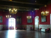 P1180720  La salle d'honneur : Cette pièce d’apparat était parmi les plus importantes du château, car située à l’étage noble, où vivait le seigneur. Ses vastes dimensions, environ 300 m2, permettait d’organiser notamment de grandes réceptions. Sur la cheminée est peint le château de Rosny-sur-Seine, où le duc de Sully est né. Les boulets peints sur la dernière poutre évoquent sa fonction de Grand maître de l’artillerie. Les tableaux représentent plusieurs de ses descendants des XVIIe et XVIIIe siècles.