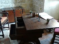 P1180724  La salle de l'assommoir :Il s’agissait de la salle de manœuvre du pont-levis au Moyen Âge, donnant sur l’assommoir. Le duc de Sully l’aurait transformé en cabinet pour entreposer une partie de ses richesses et surtout aussi pour y travailler, d’où la petite cheminée, décorée des armes de Béthune. Cette pièce était fermée par une forte porte en fer.