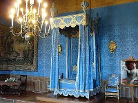 P1180727  La chambre du roi :Il s’agissait sans doute de la chambre du seigneur au Moyen Age. Elle a été transformée plus tard en chambre pour accueillir le souverain en déplacement,usage courant dans les châteaux. Malgré le grand portrait au-dessus de la cheminée, Henri IV n’est jamais venu au château de Sully. Au contraire son petit-fils Louis XIV y a passé deux jours en mars 1652, pendant la Fronde.