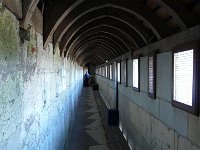 P1180733  Le chemin de ronde : Le chemin de ronde, au sommet du donjon, à 15 m de haut, permettait aux gardes de surveiller les alentours jusqu’à près de 10 km à la ronde. En cas d’attaque on se défendait en lançant des pierres par les mâchicoulis et en tirant des flèches par les meurtrières. Il dessert les deux salles du niveau supérieur, servant de grenier et de lieux de vie pour les gardes.