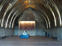 P1180736  La charpente : C’est ici que vivait la garnison du château. La salle est couverte d’une impressionnante charpente dont les trois quarts sont d’origine, c’est-à-dire du tout début du XVe siècle. Elle est constituée principalement de poutres de chêne des forêts locales (certaines sont en châtaignier) qui ont été assemblées en berceau brisé selon les principes de l’architecture gothique.