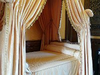 P1180753  La chambre de la tour carrée : Cette pièce, située au-dessus del’entrée du château et donnant sur l’axe central du parc, était au XVIIIe siècle la chambre du duc de Sully. Elle a été ravagée par l’incendie de 1918. Réaménagée à plusieurs reprises, elle comporte aujourd’hui notamment un lit à la polonaise de la fin du XVIIIe siècle