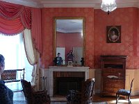 P1180765  Petit salon : Cette pièce, autrefois une chambre, fut transformée au début du XXe siècle en petit salon. On a reconstitué ici une chambre de femme du début du XIXe siècle. Le mobilier aux fines marqueteries est d’époque Charles X. Les éléments de décoration évoquent Henri IV et son épouse Marie de Médicis.