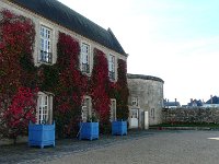 P1180777  La basse-cour, délimitée par des tours d’angle, comporte la tour dite de Philippe Auguste, construite en 1218, l’église du village, ainsi que divers communs et éléments défensifs.
