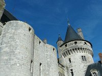 P1180795  Un beau soleil éclaire la cour.