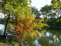 P1180815  Un canal entoure le château