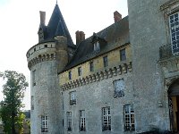 vue1  Pénétrons par le petit château qui a été construit quelques décennies plus tard. De taille plus modeste, il sert davantage pour la vie quotidienne du châtelain et sa famille.