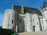vue2  Le donjon a été construit vers 1395 pour Guy de La Trémoïlle, seigneur de Sully, par Raymond du Temple, architecte du roi. C’est à la fois un bâtiment fortifié, destiné à défendre le pont sur la Loire mais aussi d’apparat, pour organiser les réceptions fastueuses données par le seigneur.