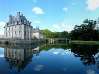 Chateau  C'est l'histoire de château de la Ferté St-Aubin, demeure entourée de douves, et qui  s’élève sur les bords de la rivière du Cosson
