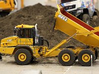 IMG 4059  La Cabine spacieuse, insonorisée, climatisée, dotée d'un siège à suspension pneumatique, d'un moniteur multifonctions .