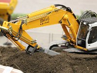 IMG 4076  Comme toutes les pelles de démolition Liebherr, la R 944 C Litronic propose un rayon d'action de 360° exploitable sans affecter la stabilité et la portée.