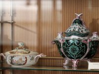 IMG 3276  1740 : Un atelier de porcelaine tendre est fondé à Vincennes dans une tour du château royal, sous le règne de Louis XV et l’influence de Madame de Pompadour, favorite du roi.