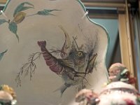 IMG 3278  1751 : La sculpture est laissée délibérément en biscuit, sans émail et sans décor, afin de la différencier de la production polychrome de la Manufacture de Meissen, en Saxe.