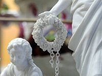 IMG 3292  aujourd&#39;hui : La production de porcelaine a renoué avec la création la plus contemporaine du XXIe siècle. De tous temps, plasticiens et designers - depuis Boucher, Duplessis, Falconet au XVIIIe siècle, Carrier-Belleuse, Rodin au XIXe siècle, en passant par Ruhlmann dans les années 1930, Decoeur, Mayodon, Calder, Poliakoff dans les années 50/60, et plus récemment Pierre Alechinsky, Zao Wou-ki, Jean-Luc Vilmouth, Borek Sipek, Louise Bourgeois, Ettore Sottsass, Bertrand Lavier, Pierre Soulages, Pierre Charpin, Christian Biecher ont enrichi le répertoire de formes et de décors à Sèvres. Les collections du Musée se sont considérablement accrues, notamment pour la période contemporaine, grâce à une politique d’acquisition dynamique. Aujourd’hui, plus de 50 000 oeuvres sont conservées.