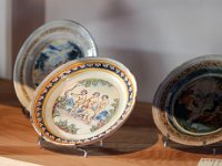 IMG 3298  A côté des terres cuites et vernissées, la faïence, le grès, la porcelaine, les vitraux, les émaux peints et la verrerie complètent ce vaste panorama des arts du feu. Après 200 ans d’existence, cette collection de référence mondiale compte aujourd’hui plus de 50 000 objets de céramique, dont près de 5 000 porcelaines de Sèvres.