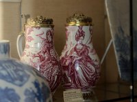 IMG 3312  Poterie Objet en terre cuite fabriqué à partir d&#39;une argile commune, de couleur variable allant du gris au rouge en fonction de sa composition. Les terres rouges sont ferrugineuses, les blanches peuvent contenir du calcaire, de la silice, du kaolin en proportions variables. La fabrication se fait par modelage, montage au colombin (long boudin de terre enroulé sur lui-même), tournage, moulage. La cuisson se situe entre 800 et 900° C.