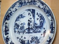 IMG 3316  Poterie plombifère, dite « poterie vernissée » Il s&#39;agit d&#39;objets fabriqués en argile commune. La pâte étant poreuse, ils sont imperméabilisés au moyen d&#39;une « glaçure » (ou « émail ») composée de matériaux vitreux (silice) avec adjonction d&#39;un fondant dont le plus traditionnel, dans les pays occidentaux, est l&#39;oxyde de plomb. Cet enduit vitreux est naturellement incolore. On peut cependant colorer cette glaçure. Toutes sortes de décors sont permis, par enlèvement de terre, ajourage, gravure, engobe (fine couche de terre), ajout d&#39;éléments modelés à la main ou moulée puis collés à la barbotine (la terre de façonnage est délayée dans de l&#39;eau).