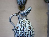 IMG 3321  Faïence fine (pâte artificielle) Elle ne se définit pas par sa composition chimique, mais par son apparence : il s’agit d’une céramique qui cuit blanc, à l’imitation de la porcelaine mais d’une fabrication moins onéreuse car cette pâte est opaque : sa fabrication est par essence industrielle (elle est apparue en France dans les années 1740). On peut l’obtenir en utilisant une terre calcaire (dite terre de pipe dans l’Est de la France), mais les Anglais ont eu l’idée d’y ajouter du silex broyé et calciné pour rendre la pâte plus solide. On peut aussi remplacer la terre calcaire par du kaolin qui est par définition une terre blanche ; si on lui adjoint du silex calciné et broyé, on a une céramique très résistante, qui se moule et porte aisément des décors imprimés.