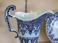 IMG 3322  Céramique siliceuse (pâte artificielle qui contient peu d&#39;argile) Dans les pays désertiques, on a réalisé des céramiques dont la pâte contient 80 % de silice (sable) pour seulement 20 % d&#39;argile. Ce mélange a permis aux potiers de limiter l’emploi de l’argile blanche dans des régions désertiques, où celle-ci est un matériau rare et onéreux. Pour la glaçure, composée de silice pour l&#39;essentiel, on utilise les fondants alcalins que sont la soude et la potasse. (dans les fondants alcalins, l&#39;oxyde de cuivre prend une teinte turquoise, dans l&#39;oxyde de plomb, il donne du vert). Les pâtes siliceuses cuisant naturellement blanc, ne visent pas à la translucidité de la porcelaine, mais elles sont proches de la vitrification.