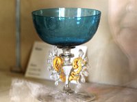 IMG 3327  La porcelaine dure est composée de matières minérales naturelles que sont le kaolin, le quartz et le feldspath ; elle est translucide et vitrifiée dans la masse. Le kaolin, qui est une argile primaire très réfractaire de couleur blanche, a son point de fusion à 1 800° C, grâce à un fondant (calcaire, feldspath ou phosphate de chaux), ce point de fusion est abaissé et la porcelaine est vitrifiée entre 1 300° et 1 450° C. Lorsqu&#39;elle est revêtue d&#39;une couverte, dans un but décoratif, la nature chimique de la couverte est semblable à celle de la pâte, elle est simplement plus riche en fondant, pour une affinité parfaite.