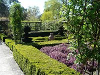 P1190055  Le jardin géométrique se trouve plus près de la maison. Le passage de l’un à l’autre se fait tout naturellement par les jardins libres de pelouses et de plates-bandes que le paysagiste Loup de Viane qualifiait d’archipel dans la forêt.