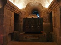 P1180833  Dans la crypte, une châsse conserve les précieuses reliques de Saint-Benoît dont la règle rythme aujourd’hui encore la vie d’une communauté de moines.