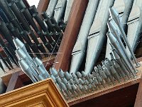 P1180837  En 2008, Alain SALS effectue un relevage de l’orgue. Il ajoute une Voce Humana au Récit et remplace le Plein-jeu III du grand-orgue par une Flûte à biberon 4’.