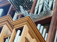 P1180839  Le Posaune 16’ de la pédale, la Dulcian 16’ du Positif de dos et le Prestant 4’ du grand-orgue sont reconstruits et la pression du vent abaissée.