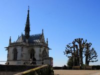 IMG 2048  Remontant la double rampe anciennement empruntée par les gardes à pied, nous accèdons aux terrasses du Château, face à la Chapelle Saint-Hubert.