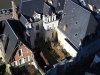 IMG 2140  Sous le logis royal , difficile de faire du monokini.