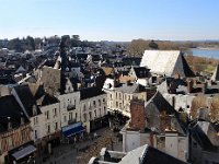 p32  Amboise est une terre d’équilibre. Nichée au coeur de la Touraine où il fait bon vivre, au bord de cette Loire qui s’allonge au pied du château, au milieu du jardin de la France.