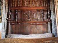 p8  La chambre dite HENRI II avec ses tapisseries flamandes