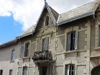 maison  Les anciens balcons très pittoresques rappelle que ce Chef-lieu de canton situé à la limite de l’Anjou et du Poitou, Montreuil-Bellay se distingue par un patrimoine médiéval exceptionnel. Figurant parmi les Plus Beaux Détours de France, la ville conserve encore ses remparts, ses portes fortifiées, son château…