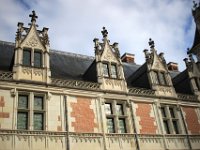 IMG 1943  La lumière de Février se reflète dans les petits carreaux.