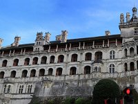 p1  Au coeur de la ville , tel en témoigne le feu rouge. Le château est une locomotive culturelle.