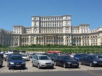 20170606 114944  Je n'ai pas réussi à le prendre sous le soleil , aussi Marc lacour m'a confié ses épreuves. Pendant la présidence de Nicolae Ceausescu (1965-1989) à la tête de l'état, la plupart de la zone historique de la ville est détruite et remplacée par des immeubles de style bloc de l'est, dont le meilleur exemple est le Centre Civique, qui inclut le Palais du Peuple, où un quartier historique entier a été rasé pour accueillir les constructions mégalomanes de Ceausescu.