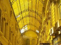 20170606 142115  Le passage Vilacrosse est un passage historique en plein cœur de la capitale roumaine. Son entrée principale se situe juste en face du Palais de la Banque Nationale de Roumanie. A l’intérieur, si les rabatteurs peuvent être un peu pressants, il fait bon néanmoins apprécier l’architecture des lieux. La plupart des établissements proposent ici de fumer la chicha pour ceux qui aiment. (ML)