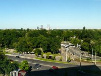 P1200595  La vue est magnifique sur le parc Herasträu. L'histoire de Bucarest est plus ancienne que sa désignation comme capitale, qui date seulement du milieu du XIX e siècle. Selon la légende, elle fut fondée par un berger du nom Bucur (qui signifie joie en roumain), même si la cité fut plutôt érigée au XIV e siècle par Mircea le Vieux (Mircea cel Batrân), après sa victoire sur les Turcs.